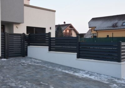 Hlinikový plot pro moderní dům NOVA – Dunajská Lužná
